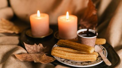 Churros – desertul tradițional în formă de batoane subțiri și crocante la exterior, moi în interior, servite cu zahăr pudră sau însoțite de ciocolată topităea noastră”