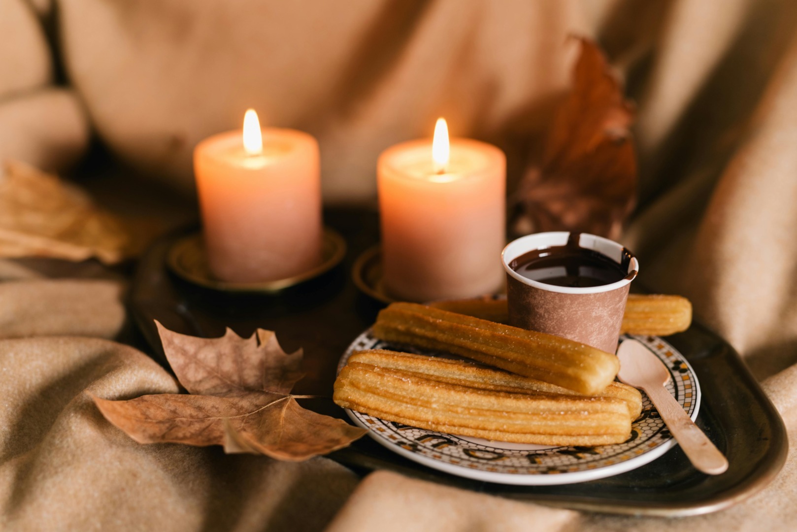 Churros – desertul tradițional în formă de batoane subțiri și crocante la exterior, moi în interior, servite cu zahăr pudră sau însoțite de ciocolată topităea noastră”