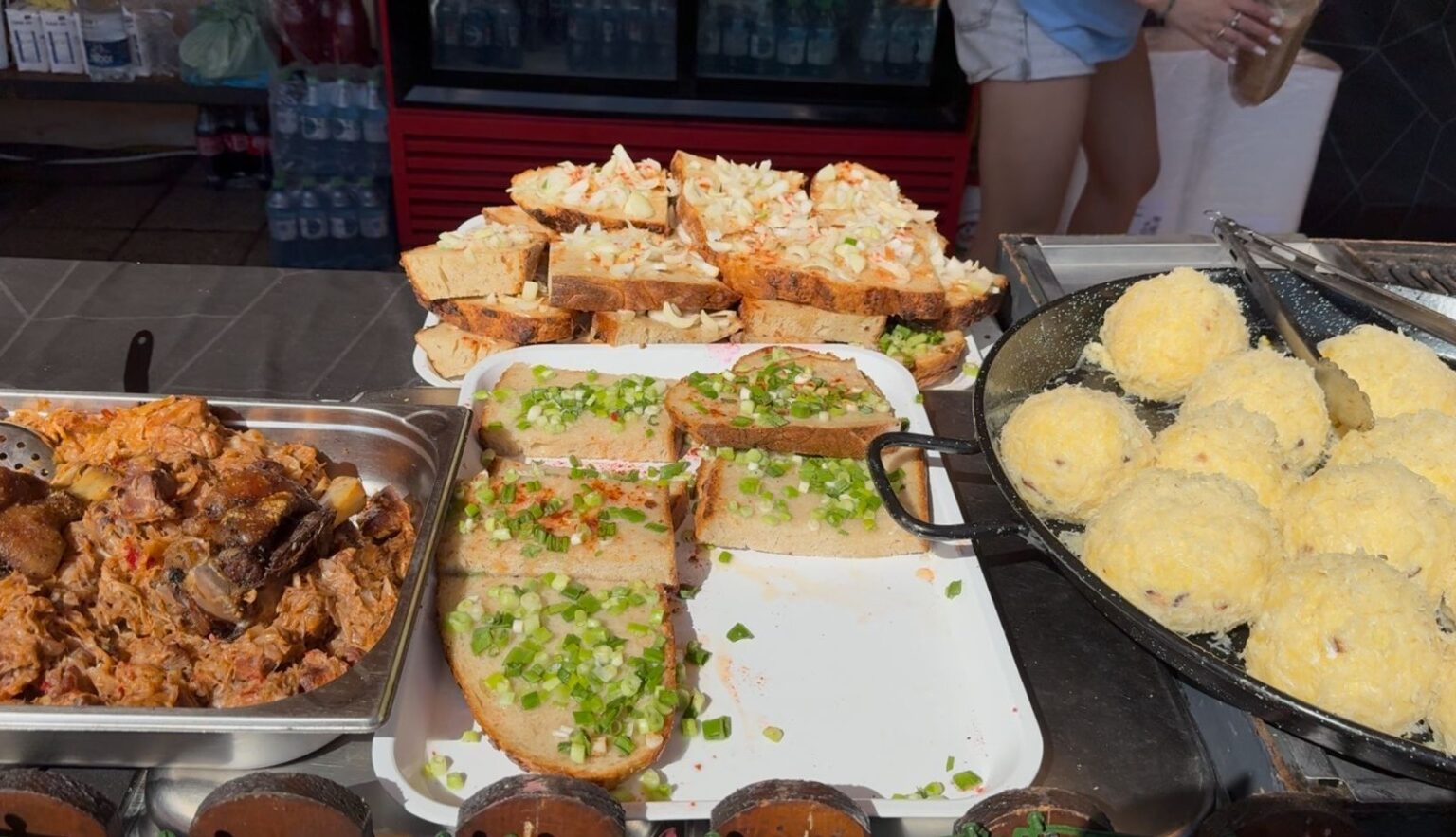 Foto și video: Producători tradiționali din întreaga țară la Sărbătoarea Castanelor din Baia Mare, cu specialități autentice și gusturi tradiționale / Comercianți: „Oferim pâine coaptă în vatră, cu untură și ceapă, bulz și fasole cu ciolan în pâine”ea noastră”