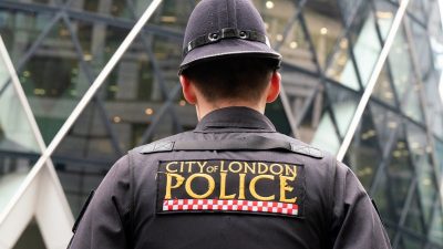 Bărbat cu nume românesc suspectat de vandalizarea sinagogilor cu “lichide corporale” / Ionuț-Cristian Bold va fi audiat luni de o instanță din Londra / Institutul “Elie Wiesel” semnalează o creștere a antisemitismului în România, în contextul discursurilor politicienilor AUR și Călin Georgescuea noastră”