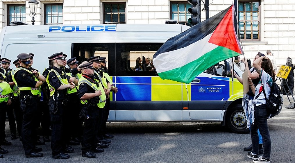 Mii de oameni protestează în Auckland într-un mars pro-palestinian: „Nu acceptați genocidul” și „Demonstrați curaj, sprijiniți Palestina”ea noastră”