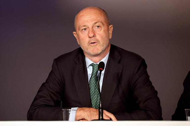 Iată o reformulare a titlului: “Programul meciului Sinner-Musetti: suntem victime ale propriului nostru succes” sau “Ceasul adevărului pentru Sinner și Musetti: efectele negative ale succesului”. Alternativ, puteți utiliza și următoarele variante: “Sinner și Musetti, o confruntare programată: prețul succesului”, “Meciul Sinner-Musetti, o victimă a propriei glorie” sau “Sinner și Musetti, întâlnirea campionilor: consecințele succesului”.