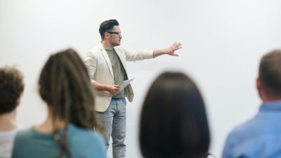 Profesor din Galați agresat de un elev de liceu după ce i-a atras atenția că nu are voie să fumeze în școală; dascălul a fost internat în spital iar autoritățile au început o investigațieea noastră”
