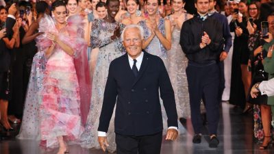 Numeroase celebrități, printre care Donatella Versace, înalți reprezentanți ai orașului Milano, regizori, personalități din lumea modei și fani entuziaști, s-au reunite pentru a-i aduce un omagiu celui care a fost Giorgio Armaniea noastră”