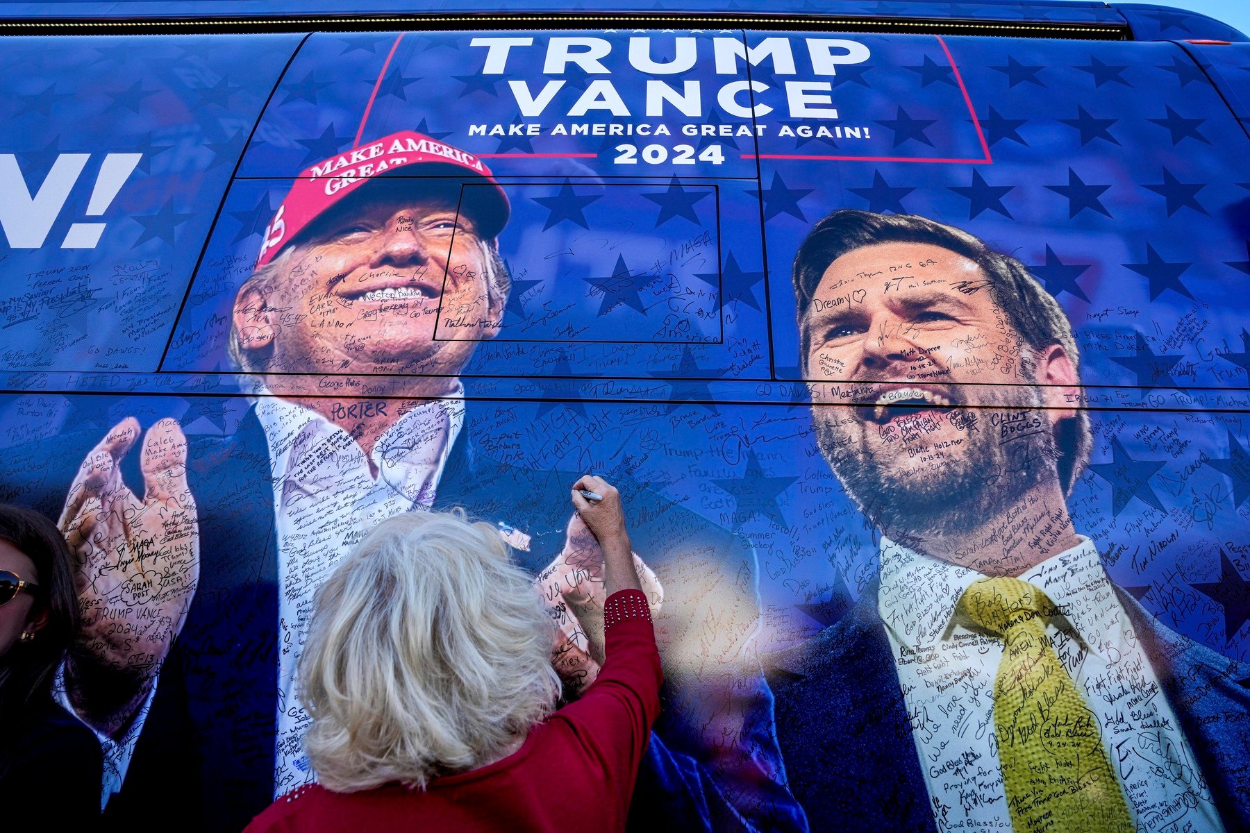 Trump și-a exprimat resentimentele față de rivalii săi la evenimentul în memoria lui Charlie Kirk, în timp ce J. D. Vance a descris-o pe Kirk ca fiind o combinație între orașele Atena și Ierusalim, simbolizând rațiunea și credința într-o singură persoanăea noastră”