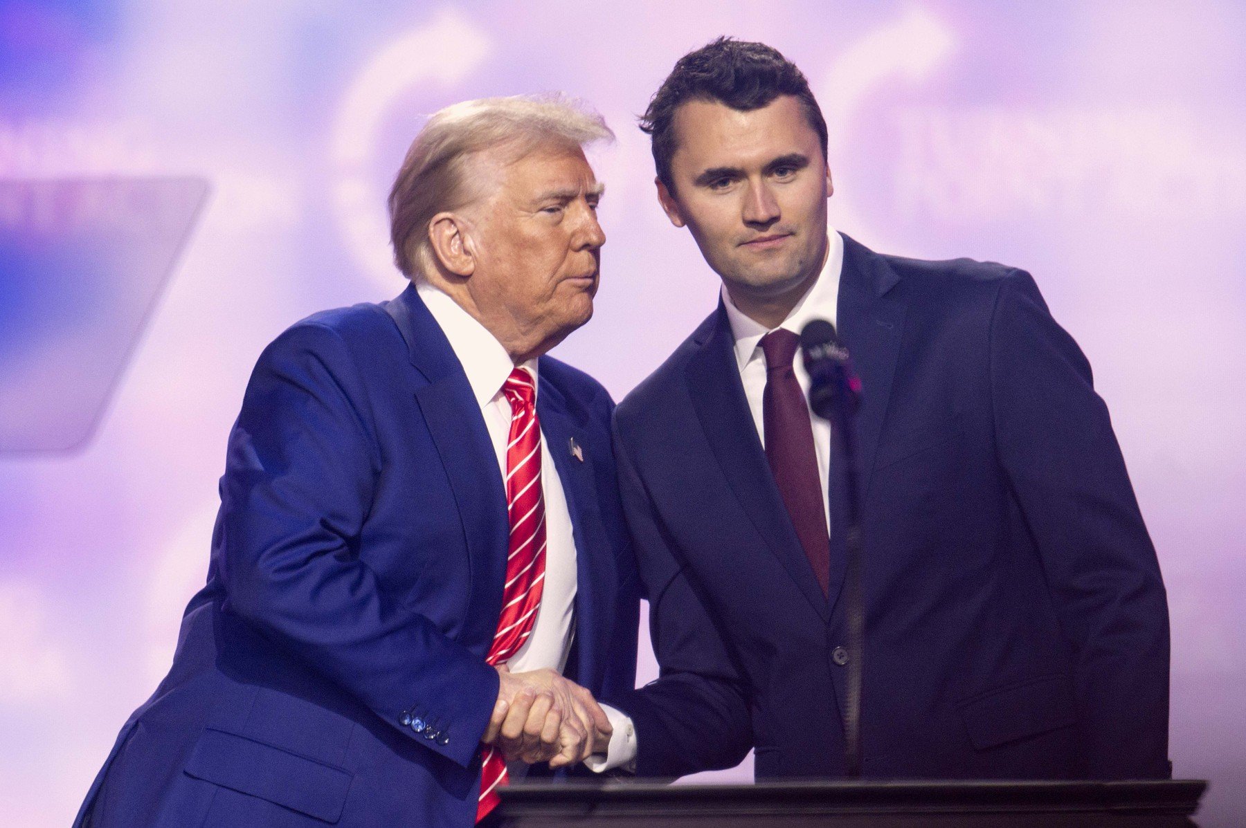 Trump devine principalul purtător de cuvânt după trecerea în neființă a lui Charlie Kirk, adoptând stilul unui prezentator de reality show și inovând în comunicarea publicăea noastră”