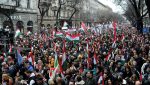 Mii de oameni au protestat în Budapesta împotriva planificatăi consultări publice inițiate de guvernul condus de Orbanea noastră”