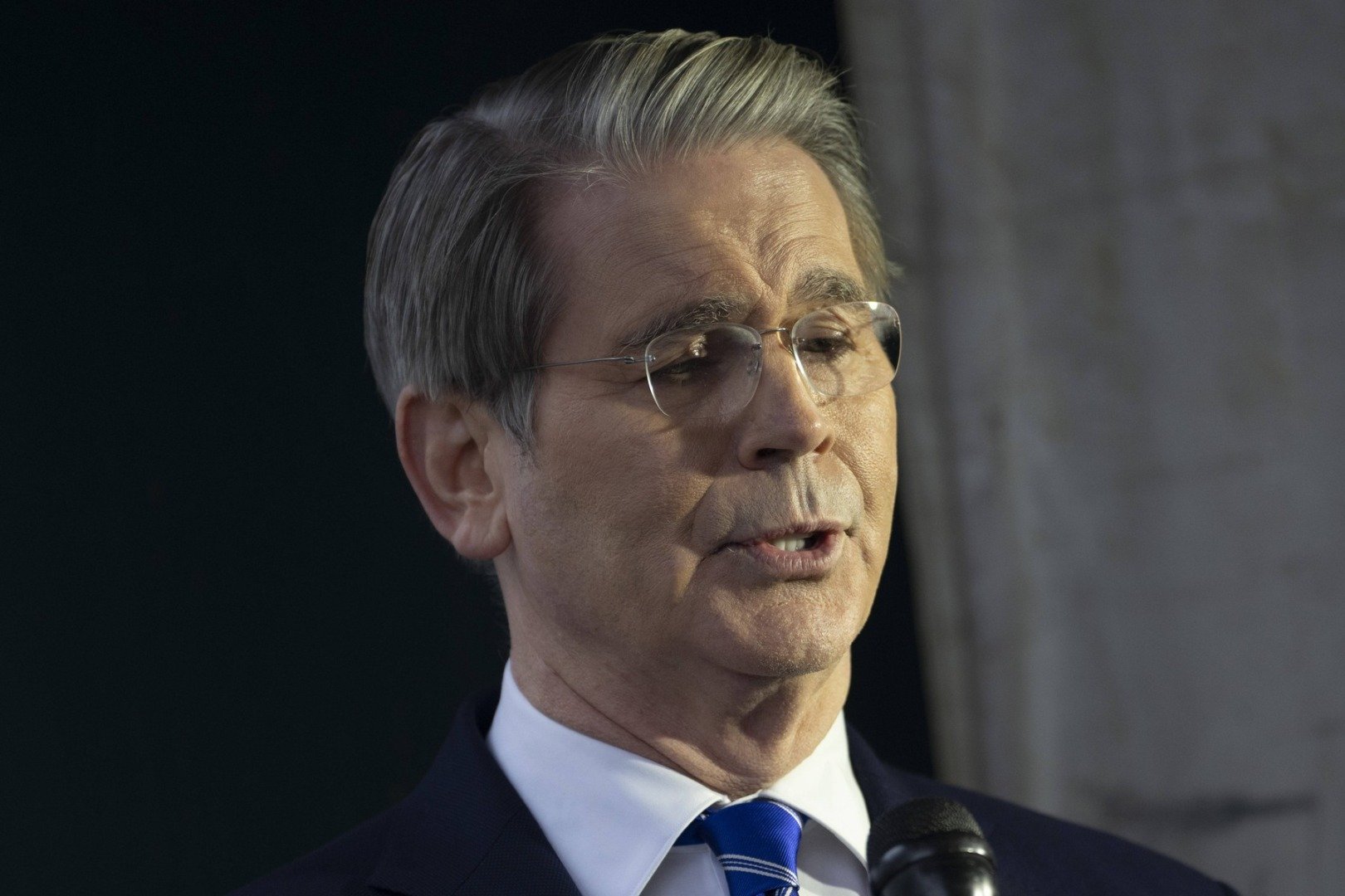 Statele Unite nu vor impune taxe asupra petrolului rusesc importat din China, cu excepția situației în care Europa ia inițiativa, potrivit declarației secretarului Trezorerieiea noastră”
