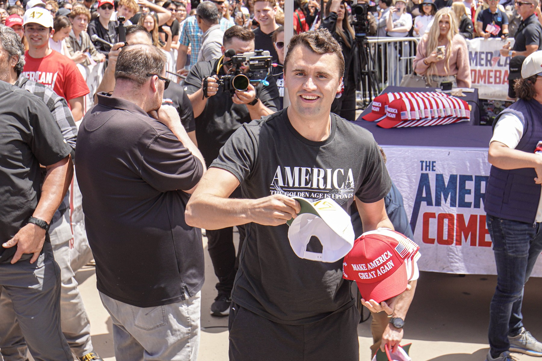Un cunoscut activist de dreapta din Statele Unite, cunoscut pentru sprijinul său viguros acordat fostului președinte american, a fost victima unui atac letal în timp ce participa la o manifestare educațională.