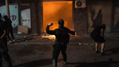 Poliția din Serbia a utilizat gaze lacrimogene pentru a separatoră demonstranții cerând alegeri anticipate: “Vučić, pleacă!”ea noastră”