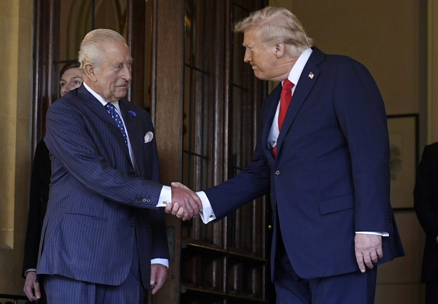 Directorul unui muzeu american îndepărtat după refuzul de a preda o sabie regală solicitată de fostul președinte Donald Trumpea noastră”