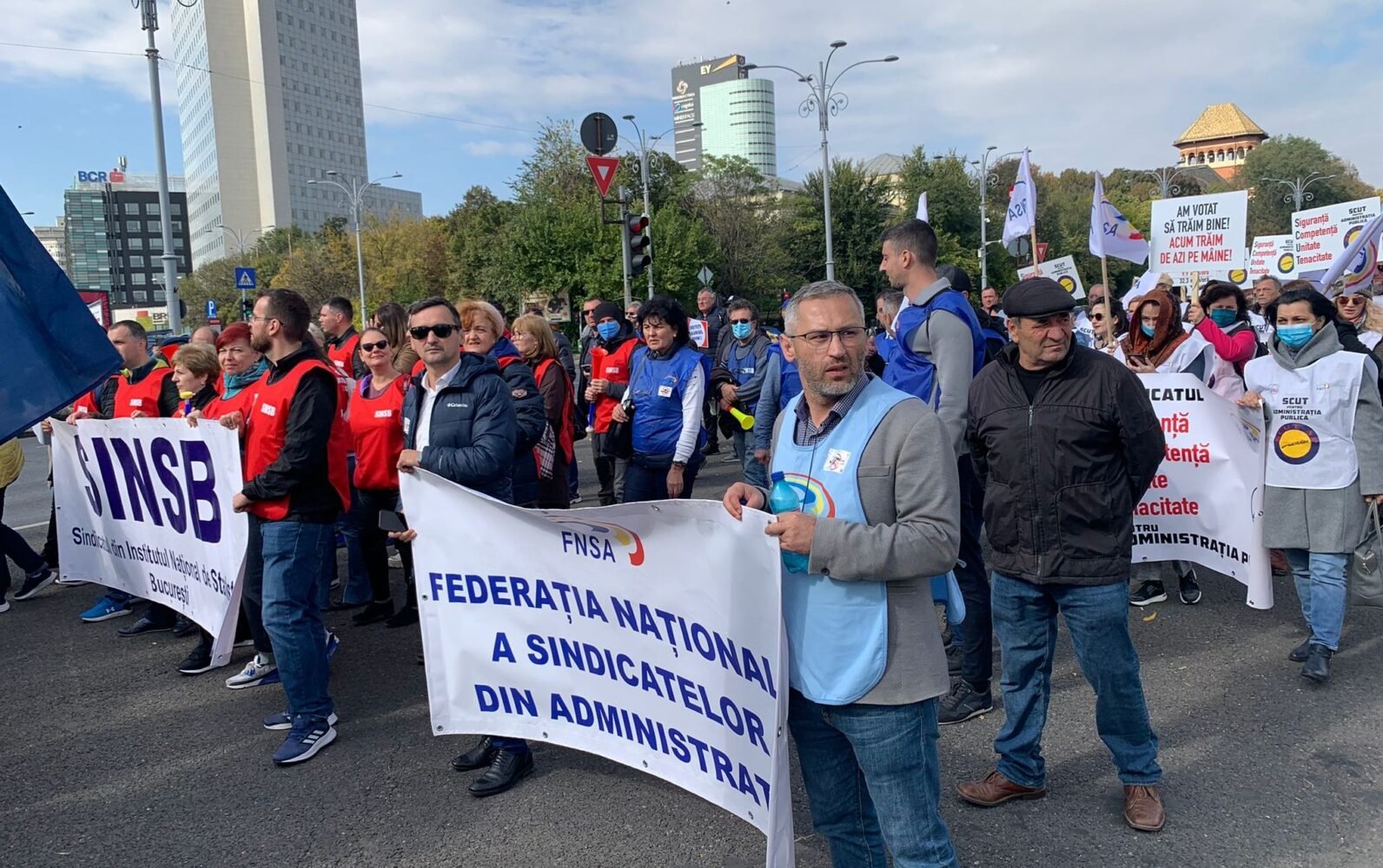 Sindicaliști din administrația publică organizează un protest în București luni, amenințând cu o grevă generală și solicitând discuții cu premierul Ilie Bolojanea noastră”