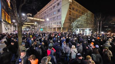 Mii de persoane protestează în Belgrad pentru alegeri anticipate, liderate de studenți care solicită justiție și o investigație clară privind prăbușirea gării din Novi Sadea noastră”
