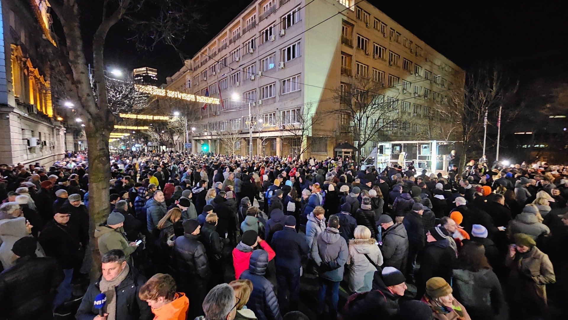 Mii de persoane protestează în Belgrad pentru alegeri anticipate, liderate de studenți care solicită justiție și o investigație clară privind prăbușirea gării din Novi Sadea noastră”