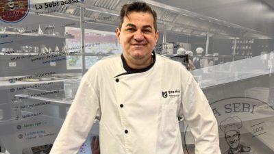 Sebastian Stoica, cunoscut sub numele de “La Sebi Acasă”, povestește despre călătoria sa de acum două decenii din Turcia către Castellón, unde împărtășește zilnic rețete pentru peste un milion de urmăritori și vorbește despre opinia sa privind îmbunătățirea dietei românești, prin introducerea mai mult ulei de măslineea noastră”