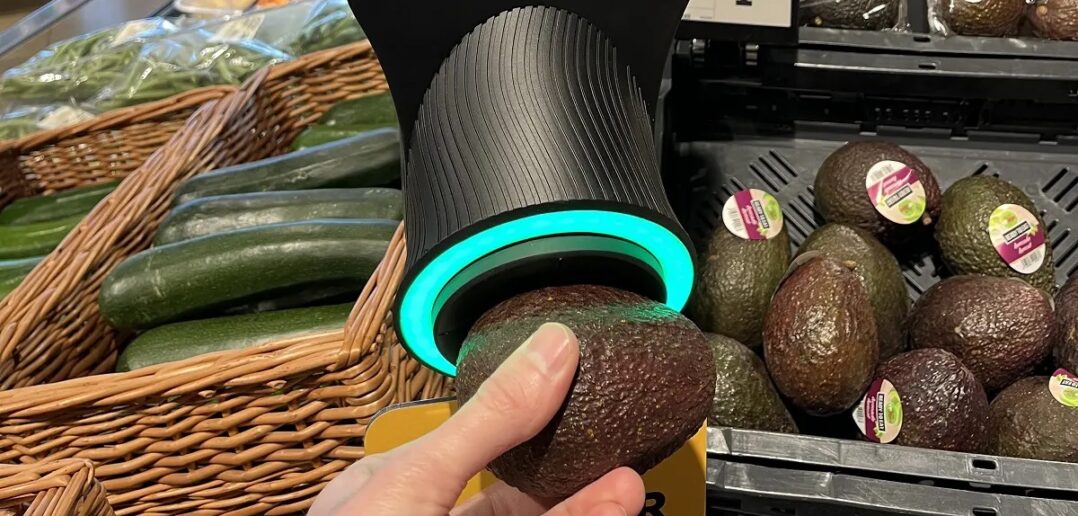 Videoclip: Scanner pentru avocado introdus de un supermarket din România, care permite clienților să vadă nivelul de maturare al fructuluiea noastră”