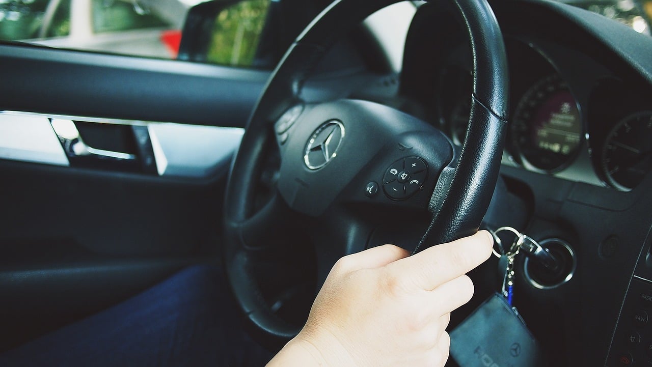 Tânăr fără permis de conducere implicat într-un accident cu victime, capturat după ce a fugit de la fața loculuiea noastră”