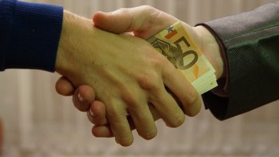 Un bărbat arestat de DNA pentru trafic de influență, surprins în flagrant în timp ce primea 60.000 de euro pentru a influența judecătorii Tribunalului București să dispună returnarea unui dosar penal către procurori, într-un caz gestionat de Parchetul Europeanea noastră”