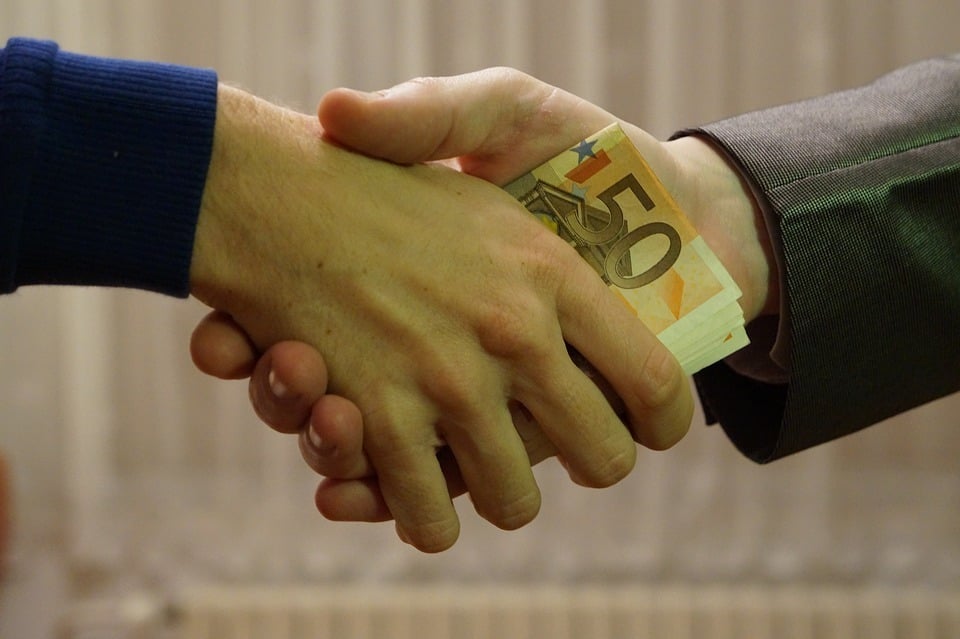 Un bărbat arestat de DNA pentru trafic de influență, surprins în flagrant în timp ce primea 60.000 de euro pentru a influența judecătorii Tribunalului București să dispună returnarea unui dosar penal către procurori, într-un caz gestionat de Parchetul Europeanea noastră”