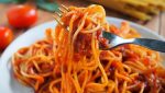 Cină de vinerea de Paște: Spaghetti cu sos de ardei și măsline negre, o rețetă rapidă de sezon, potrivită și pentru paste scurte, pregătită în doar 15 minuteea noastră”