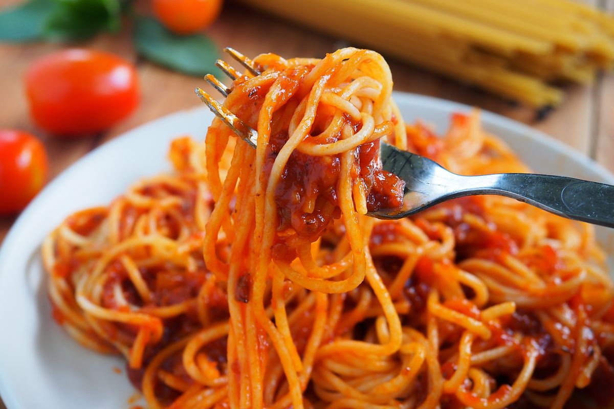 Cină de vinerea de Paște: Spaghetti cu sos de ardei și măsline negre, o rețetă rapidă de sezon, potrivită și pentru paste scurte, pregătită în doar 15 minuteea noastră”