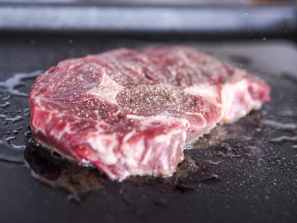 [ad_1] Toți ne-am confruntat cel puțin o dată cu situația în care am cumpărat o bucată frumoasă de carne, am preparat-o, iar la final, atunci când o punem pe farfurie, ea pare să fie tare ca o talpă