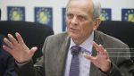 Iată o reformulare a titlului postării:

“Stolojan consideră că eforturile PSD și ale altor formațiuni politice de a-l convinge pe Bolojan să renunțe la reforma administrației sunt la fel de inutile ca încercarea de a vinde produse proaspete unui cultivator experimentat: Ne aflăm într-o perioadă de inerție, ceea ce stârnește frustrare și nemulțumire în rândul populației.”

Sau, alternativ:

“Stolojan afirmă că încercările PSD și ale celorlalte partide de a-l face pe Bolojan să abandoneze reforma administrației sunt similare cu încercarea de a oferi legume unui specialist în domeniu: Suntem într-o perioadă de stagnare, care induce dezgust și nemulțumire în rândul cetățenilor.”

Înlocuind referințele și linkurile cu cuvinte descriptive, am păstrat esența și mesajul inițial al titlului, oferind o reformulare clară și concisă.