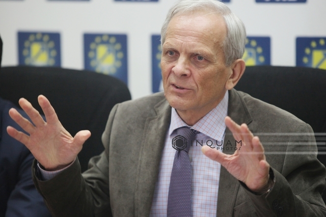 Iată o reformulare a titlului postării:
“Stolojan consideră că eforturile PSD și ale altor formațiuni politice de a-l convinge pe Bolojan să renunțe la reforma administrației sunt la fel de inutile ca încercarea de a vinde produse proaspete unui cultivator experimentat: Ne aflăm într-o perioadă de inerție, ceea ce stârnește frustrare și nemulțumire în rândul populației.”
Sau, alternativ:
“Stolojan afirmă că încercările PSD și ale celorlalte partide de a-l face pe Bolojan să abandoneze reforma administrației sunt similare cu încercarea de a oferi legume unui specialist în domeniu: Suntem într-o perioadă de stagnare, care induce dezgust și nemulțumire în rândul cetățenilor.”
Înlocuind referințele și linkurile cu cuvinte descriptive, am păstrat esența și mesajul inițial al titlului, oferind o reformulare clară și concisă.