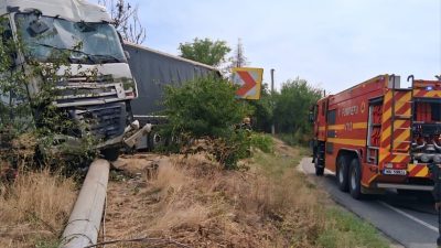 Evitare a unei tragedii în Giurgiu: un TIR cu fier vechi a pierdut controlul și a avariat gardul, un stâlp și mai mulți pomiea noastră”