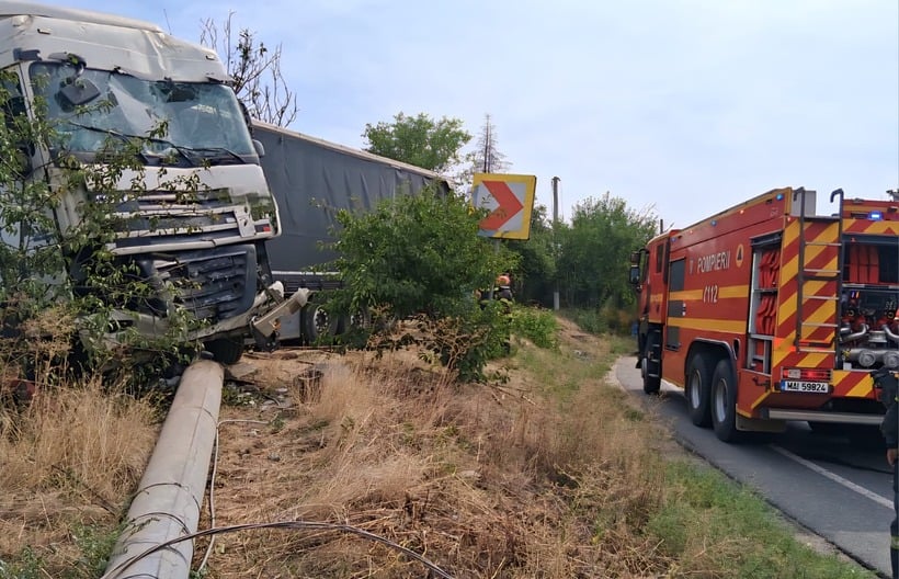 Evitare a unei tragedii în Giurgiu: un TIR cu fier vechi a pierdut controlul și a avariat gardul, un stâlp și mai mulți pomiea noastră”