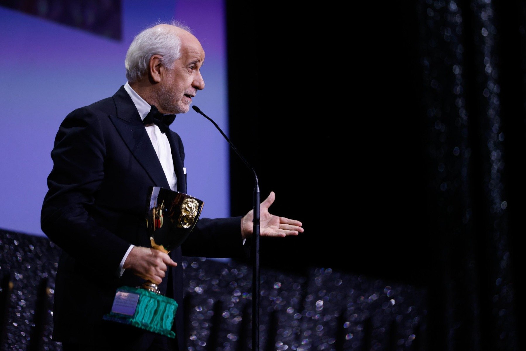 Toni Servillo, câștigător al Trofeului Coppa Volpi pentru cel mai bun actor la Festivalul de Film de la Veneția, într-un film despre reflecții delicate asupra eutanasieiea noastră”