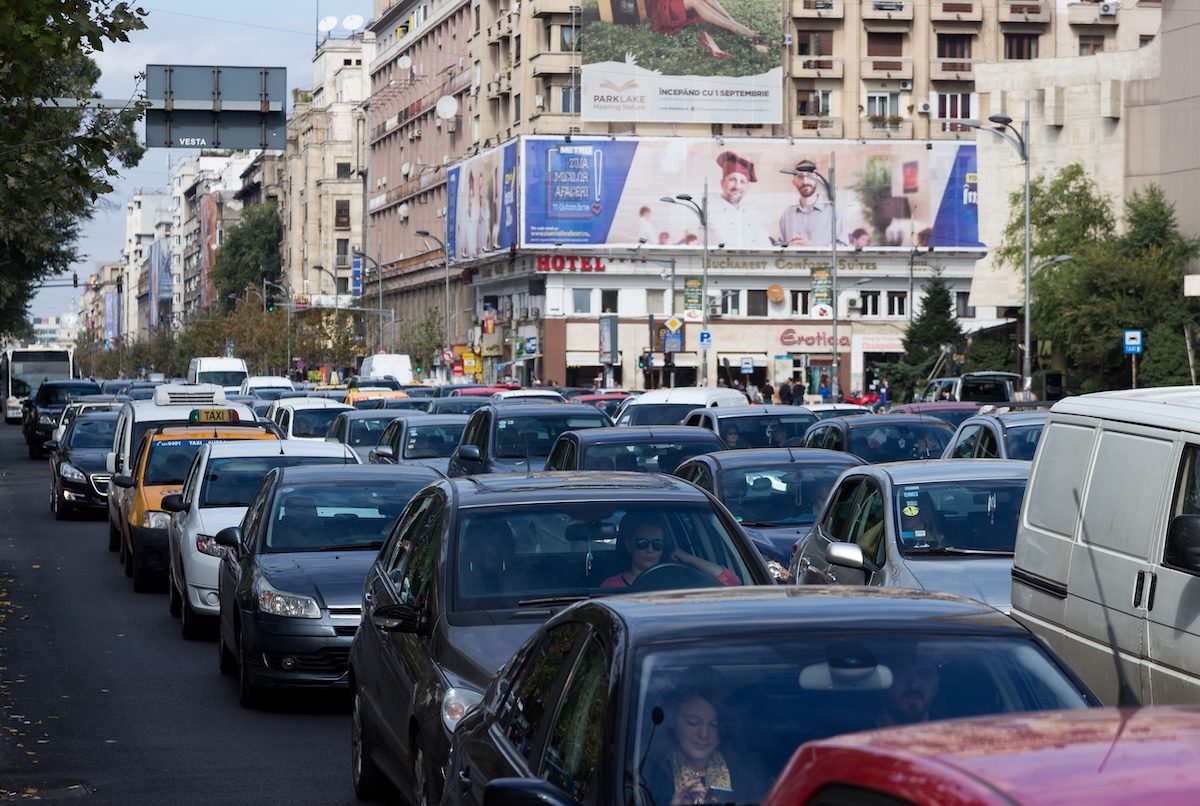 Propunere pentru diminuarea aglomerației: angajații instituțiilor publice din București ar putea să înceapă programul de lucru la ore diferite