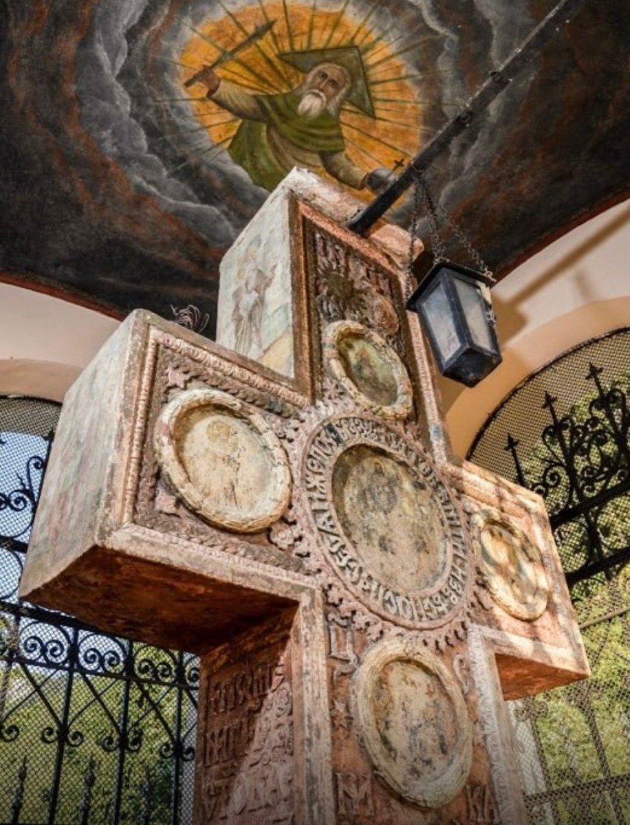 PNL, PSD și AUR se opun USR în Consiliul Local Brașov privind finanțarea restaurării unei troițe cu 270.000 de euro, totalul ajungând la 2,7 milioane de euro; primarul afirmă că aceste opinii sunt doar păreri personale, menite să creadă că sunt implicați în chestiuni localeea noastră”