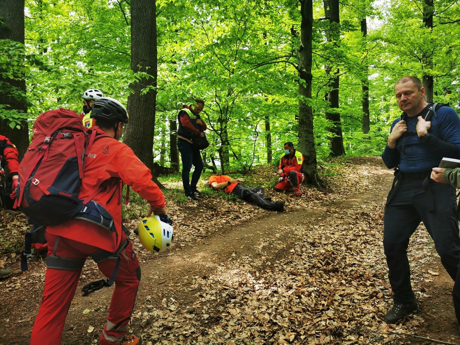 Turist german rănit pe munte cu fractură la picior, intervenție de salvare realizată de salvamontiști din Maramureșea noastră”