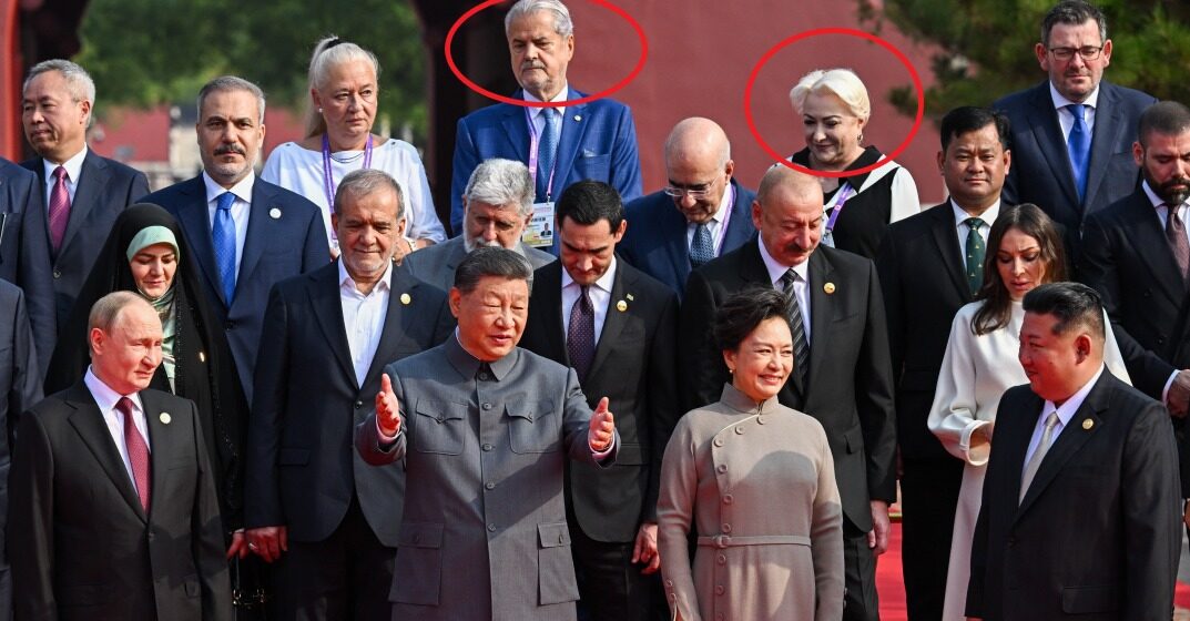 Fostul premier Adrian Năstase și președinta interimară a PSD, Viorica Dăncilă, au participat la paradă militară din capitala Chinei, unde au fost alături de lideri mondiali precum președintele Rusiei, Vladimir Putin, președintele Chinei, Xi Jinping și liderul suprem al Coreei de Nord, Kim Jong Un.