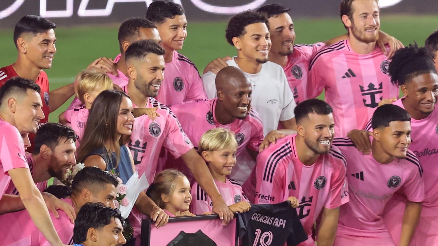 Echipele de fotbal speră să-i ofere lui Messi șansa de a câștiga Trofeul de Aur, un premiu acordat jucătorului care marchează cele mai multe goluri într-un sezon.