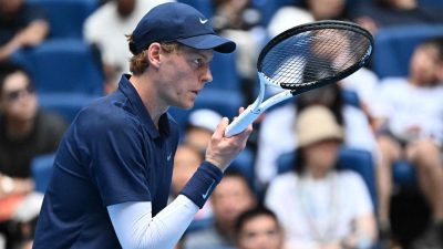 Titlul reformulat ar putea fi: “Jucătorul italian Tien, prezent în finala turneului de tenis din Beijing, transmis în direct”. Sau, într-o variantă și mai concisă: “Tien în finala turneului de tenis din Beijing, în direct”. 

Am înlocuit “Sinner” cu “jucătorul italian” pentru a oferi informații suplimentare despre subiect, “Atp di Pechino” cu “turneul de tenis din Beijing” pentru a edifica cititorul cu privire la eveniment, iar “in diretta” cu “în direct” sau “transmis în direct” pentru a păstra același sens și pentru a oferi o traducere corectă.
