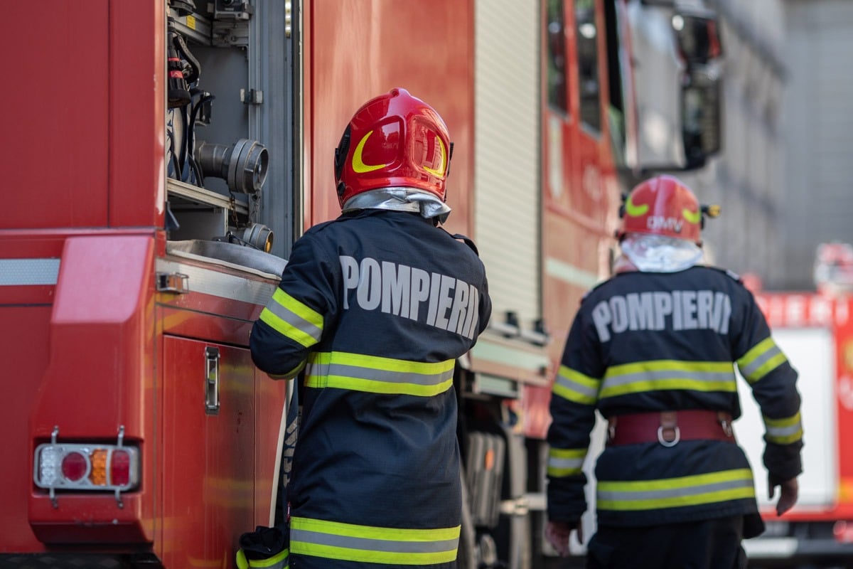 Incendiu pe Bulevardul Pipera: două mașini mistuite de flăcări și extinderea focului la o conductă de gaze; 40 de persoane evacuate dintr-un hotelea noastră”