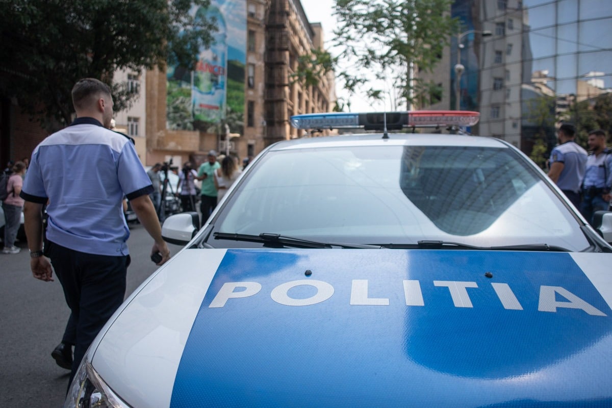 Sindicatul Polițiștilor: Un agent din Bocșa a fost atacat cu o sticlă în timpul unei intervenții / „Lipsa prezenței polițiștilor pe străzi va duce la creșterea infracțiunilor”ea noastră”