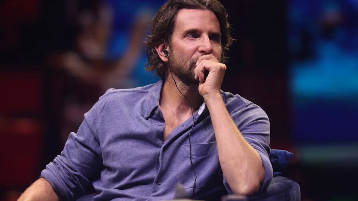 Iată o reformulare a titlului: “Noul aspect al lui Bradley Cooper îi lasă pe fani fără cuvinte, spunând că ‘abia îl pot recunoaște'”.