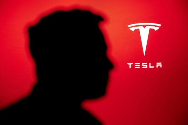 Forbes: Elon Musk devine primul individ cu o avere netă de 500 de miliarde de dolari, datorită creșterii valorii acțiunilor Tesla cu 14% în acest anea noastră”