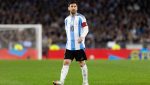 Superstarul fotbalului, Lionel Messi, nu va evolua în meciul amical al Argentinei de la Hard Rock.

Sau, alternativ:
Legenda fotbalului argentinian, Lionel Messi, va lipsi de la un meci prietenos important al echipei sale nationale, care se va desfășura la locația cunoscută sub numele de Hard Rock.

Sau, într-o altă variantă:
Faimosul jucător de fotbal, Lionel Messi, nu va participa la un meci amical al Argentinei, programat să aibă loc la o arenă de sport cunoscută sub numele unei mari companii de divertisment și muzică.