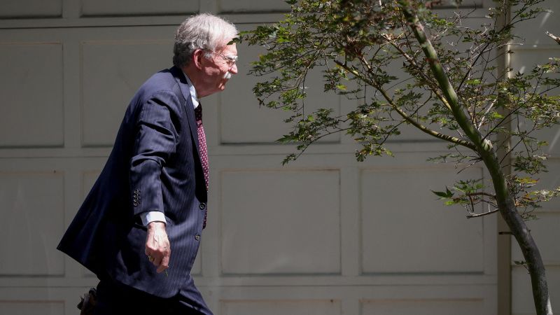 Fostul consilier al securității naționale a lui Trump, John Bolton, a fost pus sub acuzare.
Sau:
Fostul sfătuitor pentru securitate națională al fostului președinte american Trump, John Bolton, a fost trimis în judecată.
Sau:
John Bolton, consilierul pentru securitate națională al administrației Trump, a fost acuzat oficial.