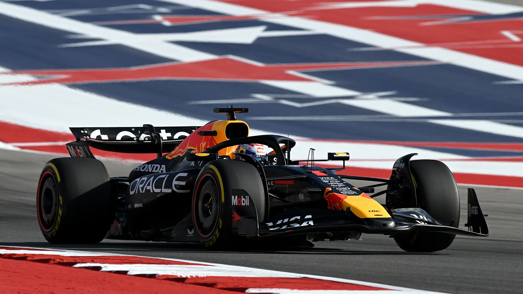 Următoarea este o reformulare a titlului: “Vezi cele mai bune momente de acțiune de la Circuitul din Austin, unde Max Verstappen obține pole position la Sprint, în cadrul Marii Premii Statelor Unite ale Americii pentru mașini de curse de înaltă performanță”