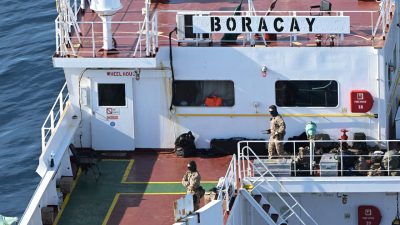 Franța a arestat echipajul unei tancuri suspectate a face parte din “flota umbra” a Rusiei.

Sau, într-o variantă ușor diferită:
 Autoritățile franceze au reținut membrii echipajului unei nave petroliere bănuită a fi implicată în “flota secretă” a Rusiei.

Sau, într-o a treia variantă:
 Franța a luat măsuri împotriva echipajului unei nave-cisternă despre care se crede că face parte din “rețeaua ascunsă” de nave ale Rusiei.