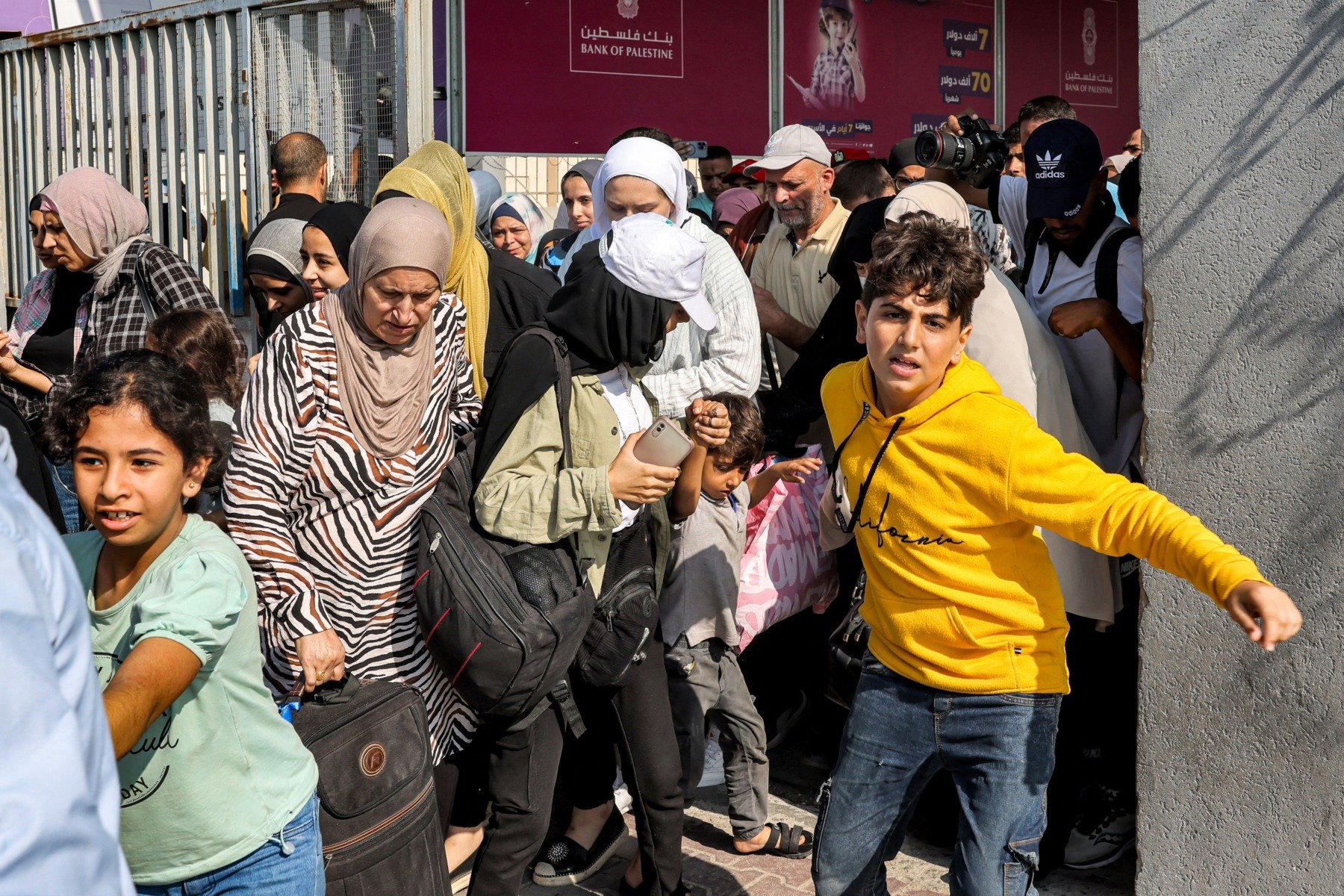 Mii de palestinieni displacement încearcă să revină la locuințe după încetarea conflictului în Gazaea noastră”