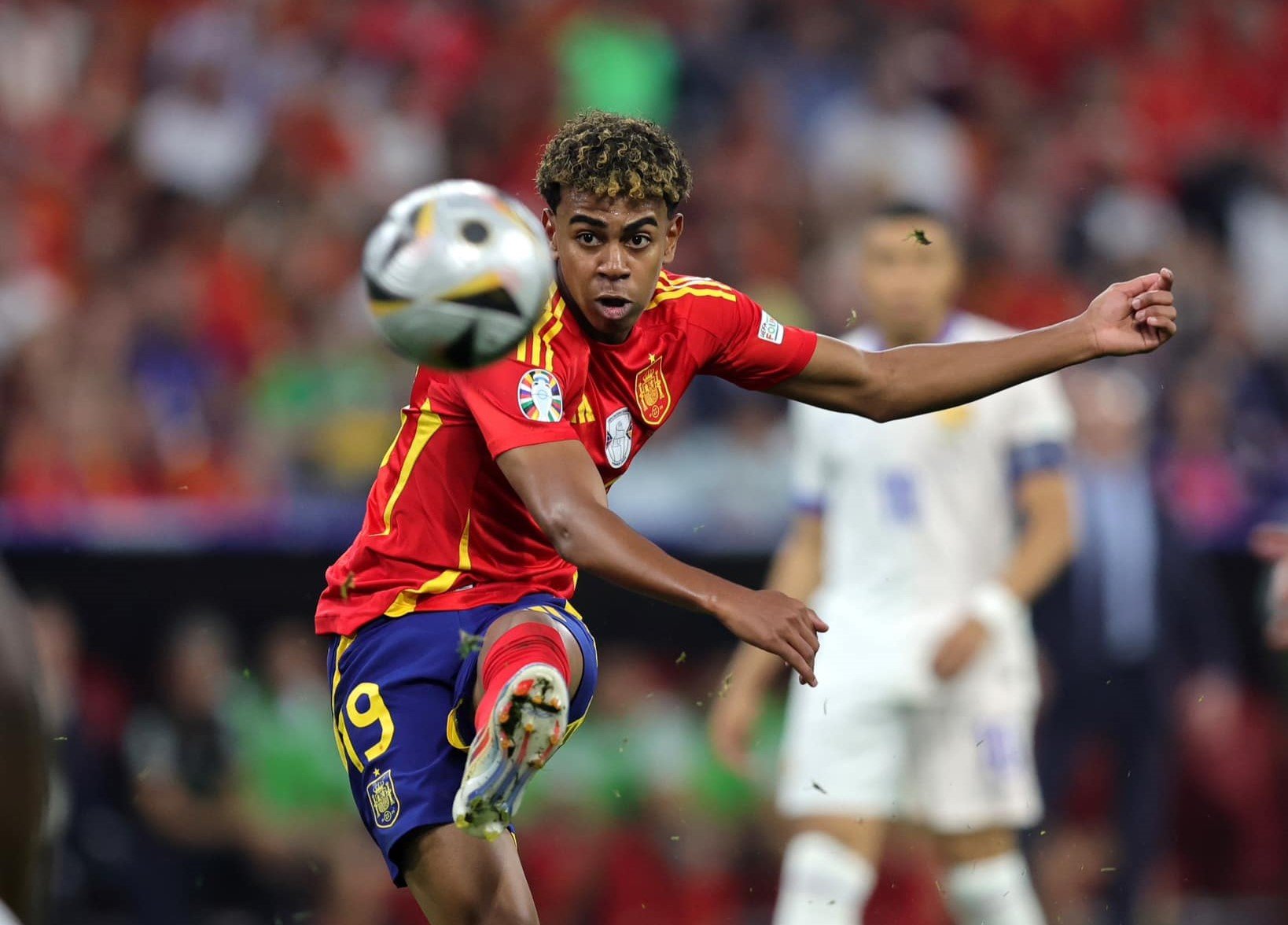 Lamine Yamal, la 18 ani, intră în clasamentul celor mai bine plătiți fotbaliști din 2025, devansându-l pe Cristiano Ronaldo, care a obținut 280 milioane de dolari în acest an, conform Forbesea noastră”
