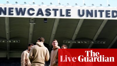 Iată o reformulare posibilă a titlului:

“Urmarim live meciurile din Premier League: Newcastle contra Nottingham Forest, Everton împotriva Crystal Palace și alte confruntări: cronometrul ligii engleze de fotbal – în direct”

Sau, utilizând sinonime:

“Transmisiune live a meciurilor de fotbal din Premier League: Newcastle se duelează cu Nottingham Forest, Everton întâlnește Crystal Palace și mai multe meciuri: ceasul ligii – ediție specială”