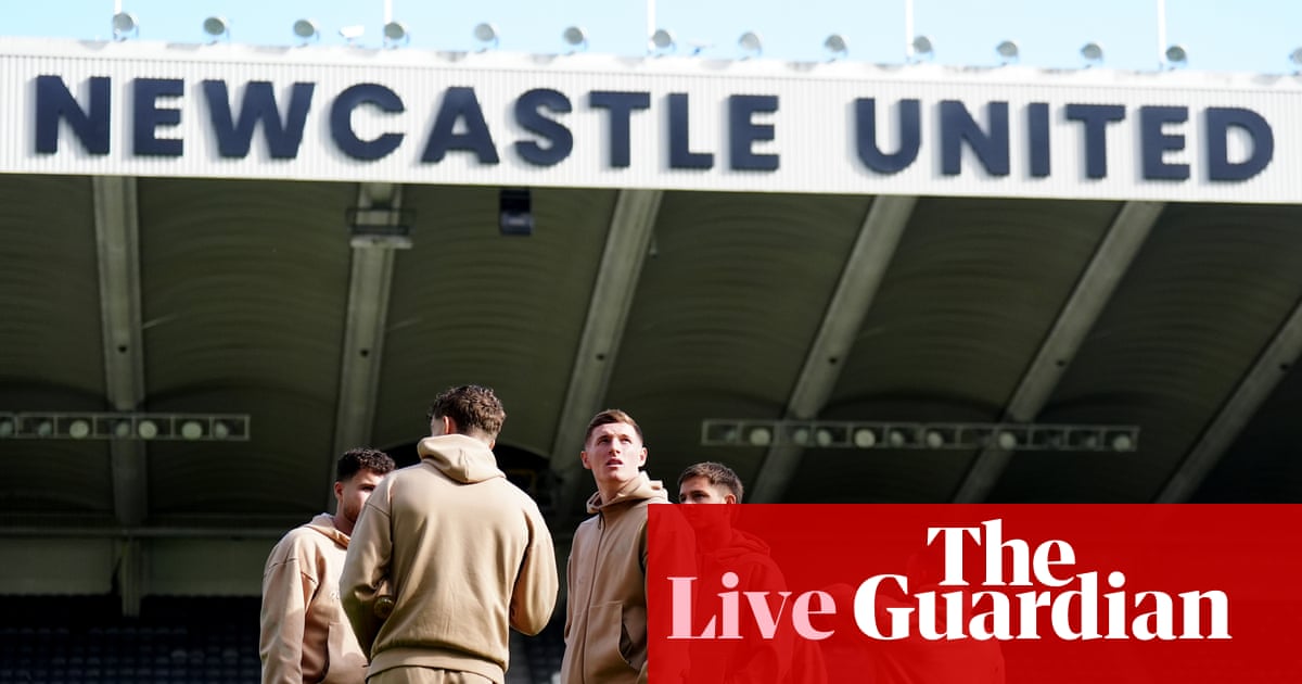 Iată o reformulare posibilă a titlului:

“Urmarim live meciurile din Premier League: Newcastle contra Nottingham Forest, Everton împotriva Crystal Palace și alte confruntări: cronometrul ligii engleze de fotbal – în direct”

Sau, utilizând sinonime:

“Transmisiune live a meciurilor de fotbal din Premier League: Newcastle se duelează cu Nottingham Forest, Everton întâlnește Crystal Palace și mai multe meciuri: ceasul ligii – ediție specială”
