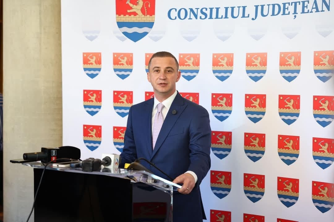 Președintele Consiliului Județean Timiș critică viceprimarul USR al Timișoarei; Alfred Simonis îi transmite un mesaj primarului Dominic Fritz despre incompetența și răutatea unor funcționari din primărie în absența acestuiaea noastră”
